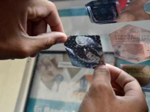 Arrestan hombre con 119 marbetes para veh&iacute;culos presumiblemente falsos