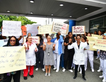 M&eacute;dicos, enfermeras y bioanalistas protestan porque recibieron pago de hasta 20 pesos