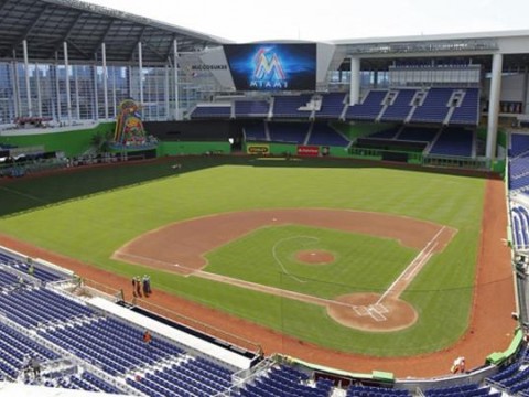 Marlins de Miami posponen su primer partido en casa por brote de COVID-19