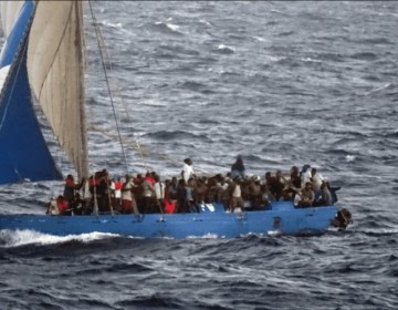 M&aacute;s de 100 migrantes haitianos alcanzan costa de Florida en un velero