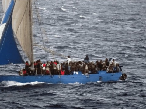 M&aacute;s de 100 migrantes haitianos alcanzan costa de Florida en un velero