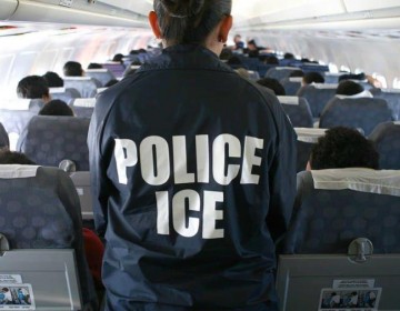 La mayor&iacute;a de estadounidenses, incluidos los latinos, apoyan una deportaci&oacute;n masiva