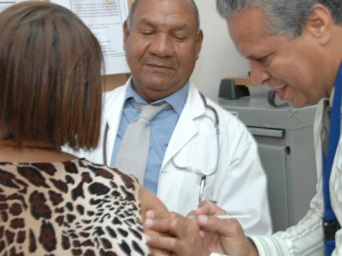 M&eacute;dicos del IDAC inician jornada vacunaci&oacute;n del personal