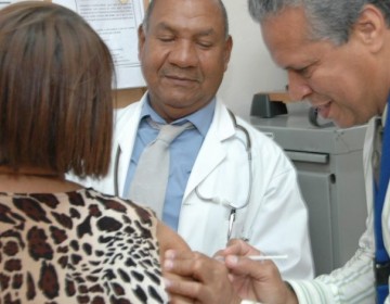 M&eacute;dicos del IDAC inician jornada vacunaci&oacute;n del personal