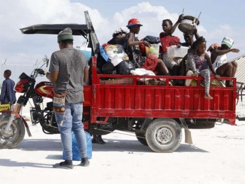 Un mercado fronterizo, biling&uuml;e, lleno de ni&ntilde;os y una verja que separa dos pa&iacute;ses