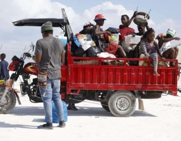 Un mercado fronterizo, biling&uuml;e, lleno de ni&ntilde;os y una verja que separa dos pa&iacute;ses