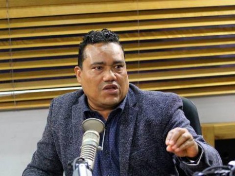 Miguel C&eacute;spedes tambi&eacute;n critica letras de canciones urbanas, pero luego se retracta y pide disculpas