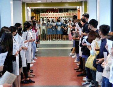 Miles de estudiantes forman cadena humana en Hong Kong en se&ntilde;al de protesta