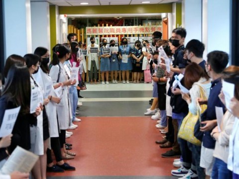 Miles de estudiantes forman cadena humana en Hong Kong en se&ntilde;al de protesta