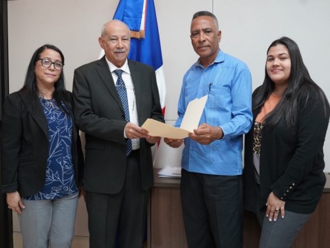 Minerd anuncia padres y estudiantes participar&aacute;n en Evaluaci&oacute;n de Desempe&ntilde;o Docente 2025