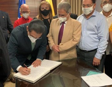 Ministro de Salud promete renovar contratos a m&eacute;dicos covid