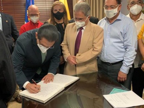 Ministro de Salud promete renovar contratos a m&eacute;dicos covid