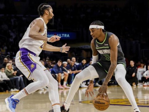 Reid suma 31 y los Timberwolves derrotan a Lakers 127-117 en ausencia de LeBron y Davis
