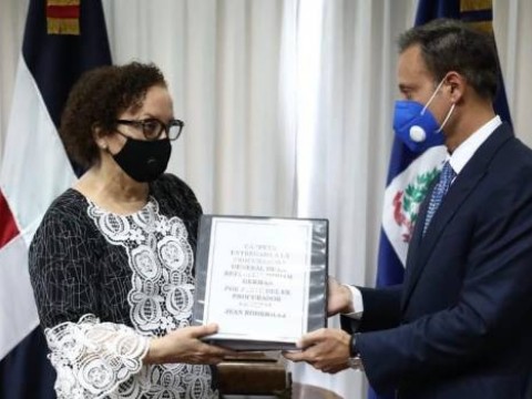 Jean Alain Rodr&iacute;guez entrega informe a Miriam Germ&aacute;n de c&oacute;mo administr&oacute; la Procuradur&iacute;a