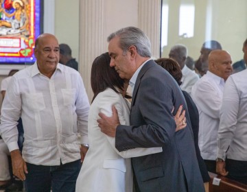 Presidente Abinader asiste a misa en solidaridad con familiares de las v&iacute;ctimas por incendio en carnaval de Salcedo