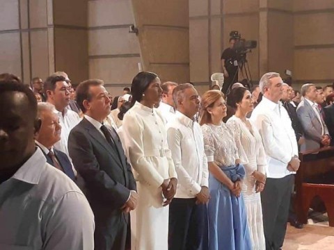 Presidente y primera dama participan en eucarist&iacute;a por el D&iacute;a de la Virgen de la Altagracia
