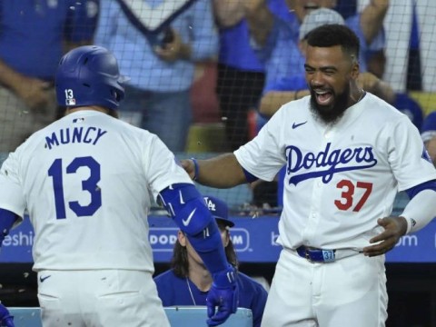 Heyward conecta HR de 3 carreras en octava y Dodgers remontan para vencer 6-3 a Marineros