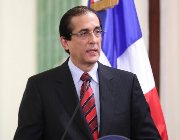 Ministro de la Presidencia dice "trabaja en identificar y dar seguimiento a posibles contactos de italiano con coronavirus para descartar nuevos contagios"