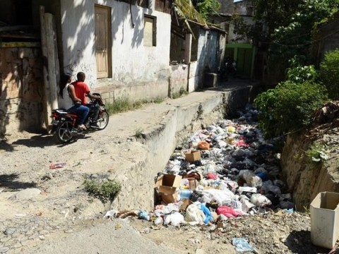 Moradores de la ca&ntilde;ada de Guajim&iacute;a piden al Gobierno completar proyecto y reubicar a 1,500 familias