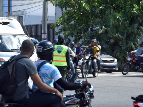 Motoristas siguen violando la Ley de Tr&aacute;nsito en el Gran Santo Domingo