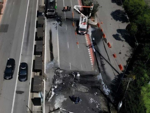 Un avi&oacute;n cae en plena avenida de Sao Paulo y deja dos muertos y seis heridos