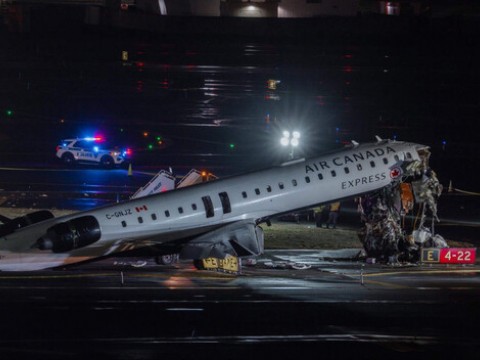 Mueren el piloto y copiloto del avi&oacute;n en el choque en aeropuerto de LaGuardia de Nueva York
