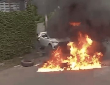 Queman neum&aacute;ticos en Villa Mella por muerte de motoconchista; familia acusa a polic&iacute;as