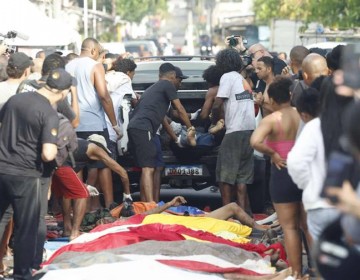Una noche de rescate de decenas de cad&aacute;veres tras la operaci&oacute;n policial m&aacute;s letal en R&iacute;o de Janeiro