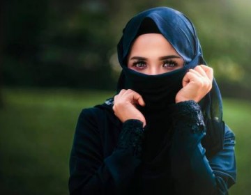 Mujer Iran&iacute; gana el premio de derechos humanos tras su lucha contra el velo isl&aacute;mico 