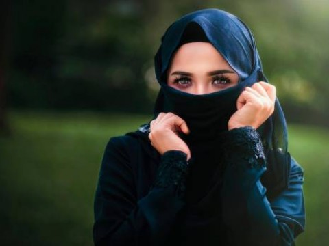 Mujer Iran&iacute; gana el premio de derechos humanos tras su lucha contra el velo isl&aacute;mico 