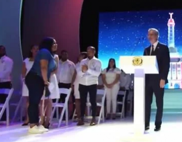 Carmen Francisco, la mujer que se col&oacute; en el discurso para darle una carta al presidente Abinader
