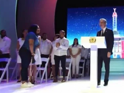 Carmen Francisco, la mujer que se col&oacute; en el discurso para darle una carta al presidente Abinader