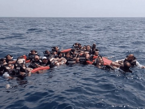 Rescatan m&aacute;s de 40 turistas tras naufragio en Colombia