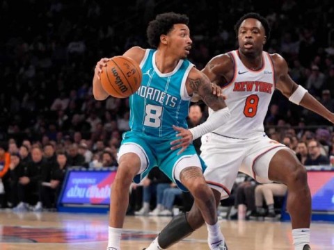 Anunoby y Towns lideran a Knicks en aplastante victoria 125-101 sobre Hornets