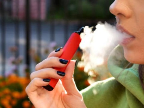 Neum&oacute;logos afirman uso de vapes y hookah es grave para la salud