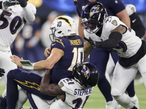 Jackson logra 3 TDs, John Harbaug supera a su hermano y Ravens vencen 30-23 a Chargers