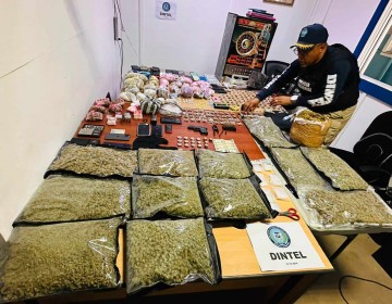 Ocupan 10 libras de marihuana sint&eacute;tica y apresan a ocho personas durante allanamientos en Santiago