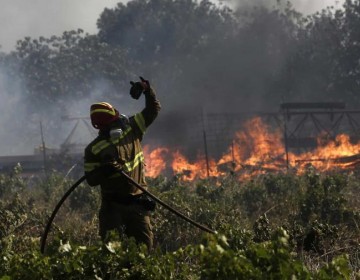 Un nuevo incendio cerca de Atenas obliga a ordenar la evacuaci&oacute;n de tres poblaciones