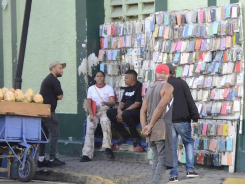 La alcald&iacute;a de Santiago otorga plazo de 24 horas para retirar negocios que ocupan espacios p&uacute;blicos
