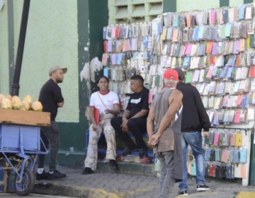 La alcald&iacute;a de Santiago otorga plazo de 24 horas para retirar negocios que ocupan espacios p&uacute;blicos