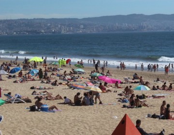 Gobierno de Chile ordena uso obligatorio de la Mascarilla en playas y balnearios por rebrote de COVID-19