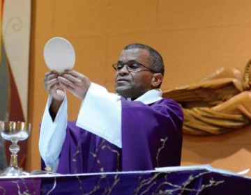 Sacerdote dominicano en el Bronx aplaude gesti&oacute;n de Abinader, pero truena contra las tres causales