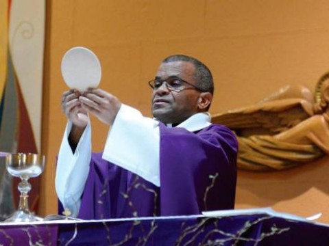 Sacerdote dominicano en el Bronx aplaude gesti&oacute;n de Abinader, pero truena contra las tres causales