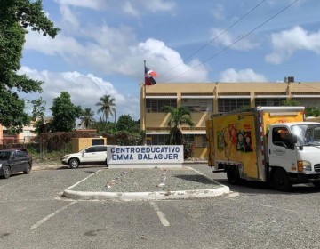 Padres se quejan porque sus hijos no reciben clases por falta de docentes en escuela de Herrera
