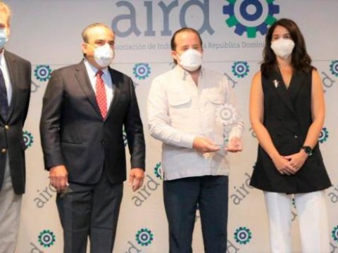 Senador Jos&eacute; Paliza recibe reconocimientos de AIRD y Asonahores