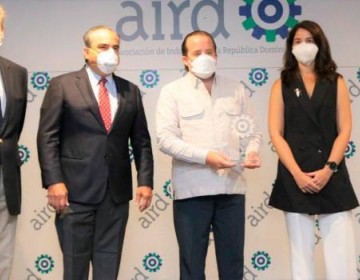 Senador Jos&eacute; Paliza recibe reconocimientos de AIRD y Asonahores