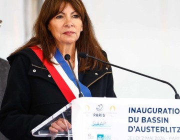 La alcaldesa de Par&iacute;s mantiene su promesa de ba&ntilde;arse en el Sena antes de los Juegos Ol&iacute;mpicos