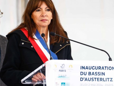 La alcaldesa de Par&iacute;s mantiene su promesa de ba&ntilde;arse en el Sena antes de los Juegos Ol&iacute;mpicos