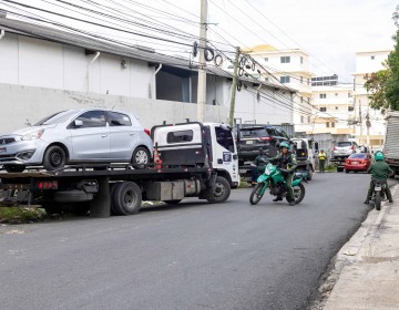 "No hab&iacute;a letreros": sorpresa de conductores tras ver sus veh&iacute;culos remolcados por Parqu&eacute;a-T RD
