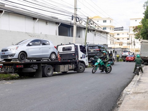 "No hab&iacute;a letreros": sorpresa de conductores tras ver sus veh&iacute;culos remolcados por Parqu&eacute;a-T RD